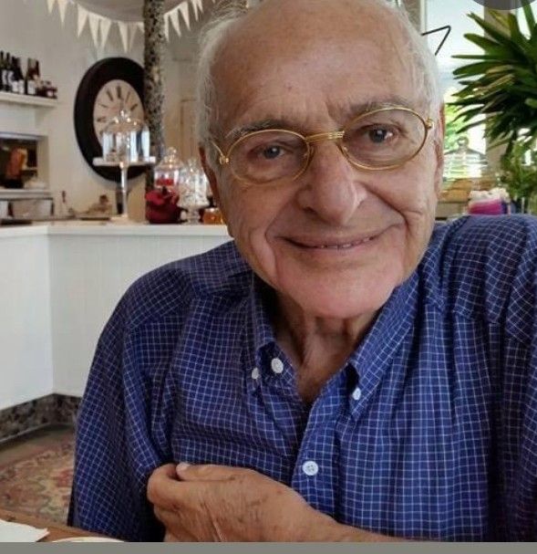 Dr Bernie Diskin, Dr Ari's father, smiling at a Melbourne cafe